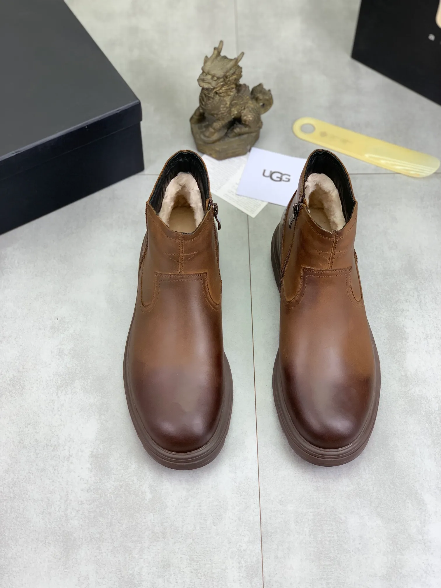 Factory price P640 💶[UGG] (full wool lining) Top-end high-quality fur integrated warm snow boots from Australia's warm luxury men's shoes brand, UGG-5877 official website synchronized, made of imported cowhide, carefully sewn...Imported rubber outsole (comfortable, soft, wear-resistant) The quality is really great...Exquisite workmanship, you can't put it down at first sight, code number: 39-44 Color: 3️⃣colors available